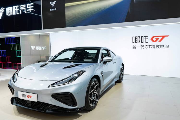 重庆40哪吒汽车在智能汽车领域的表现，领途汽车在新能源汽车市场中的影响力